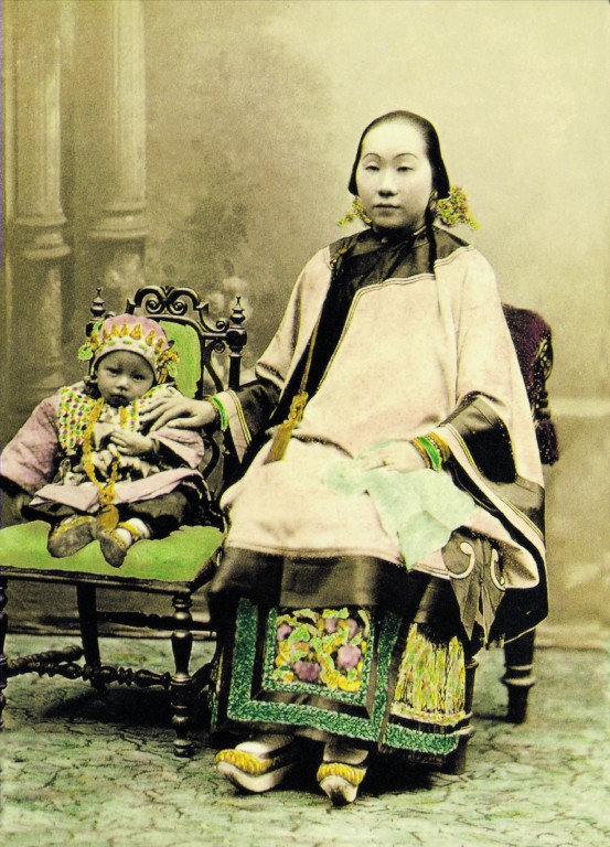 1帶孩子的少婦。1880年攝于香港。金伯宏供圖。（原載《老照片》第17輯）.jpg